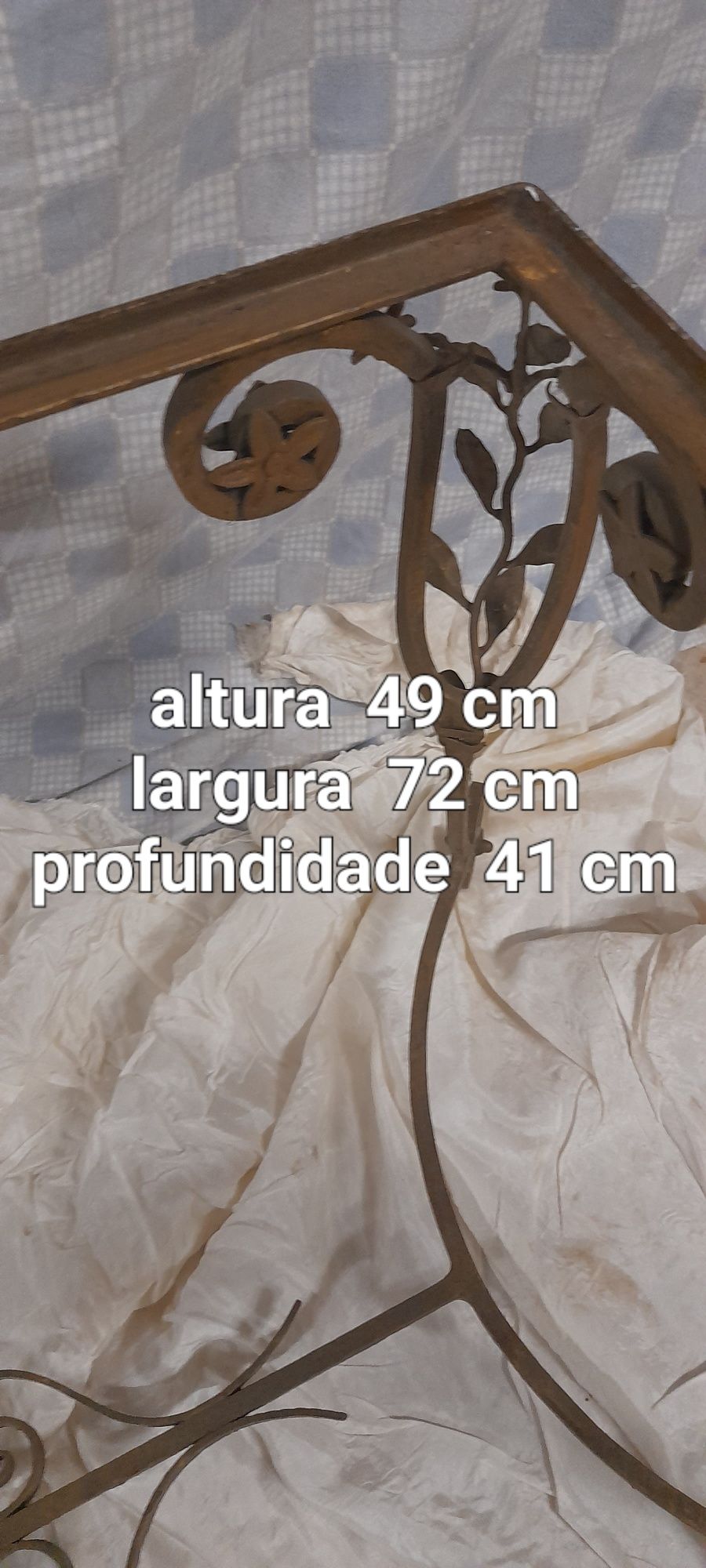 Mesa baixa em ferro