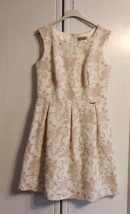 Kremowa sukienka z wytłaczanymi wzorami