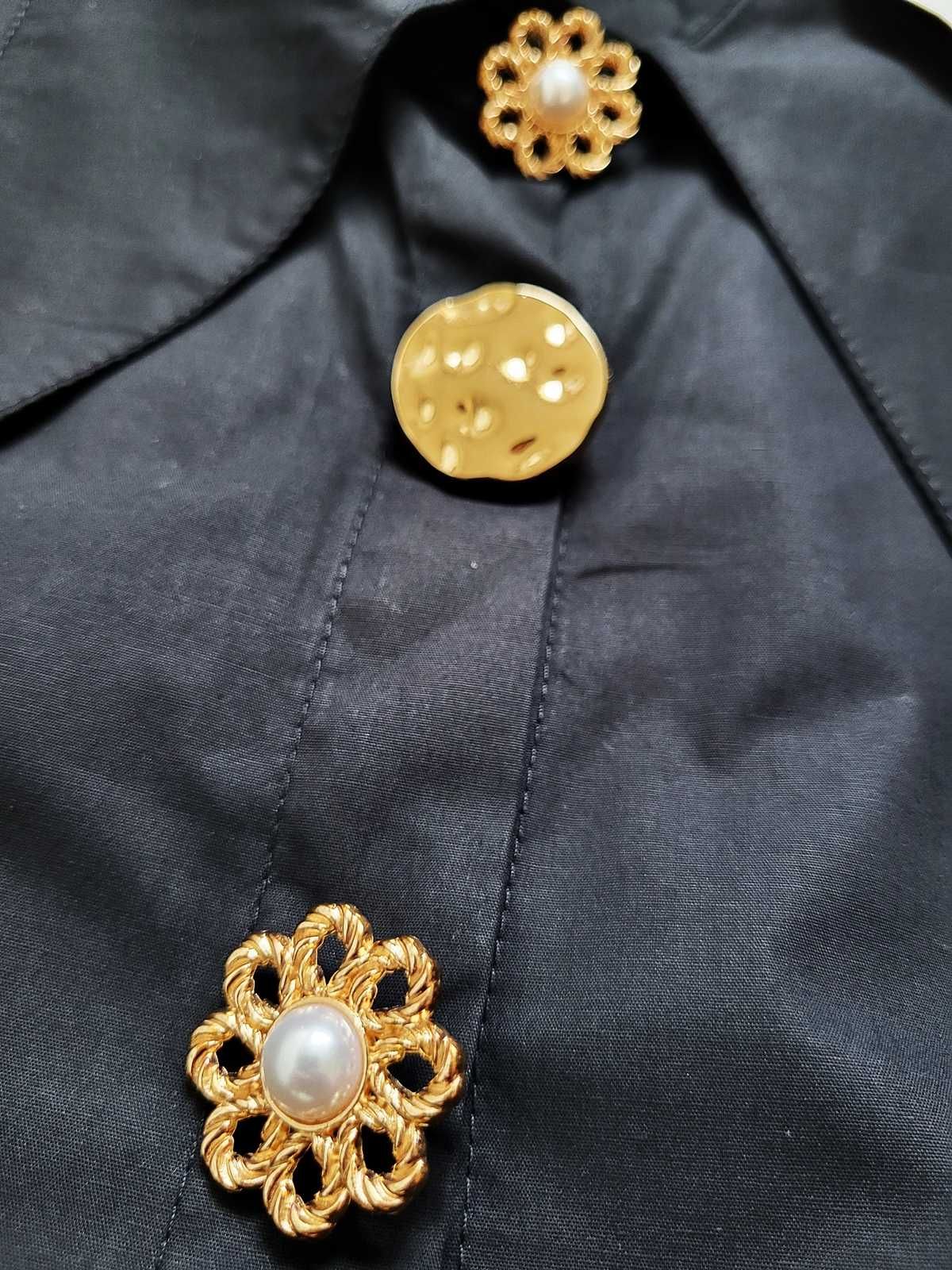 Czarna koszula z kołnierzem złote biżuteryjne guziki elegancka butik