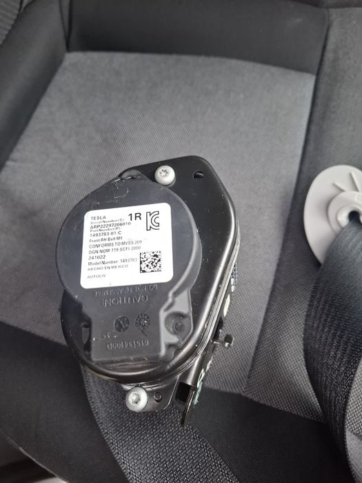 Продам пасок безпеки Тесла модель 3/Y