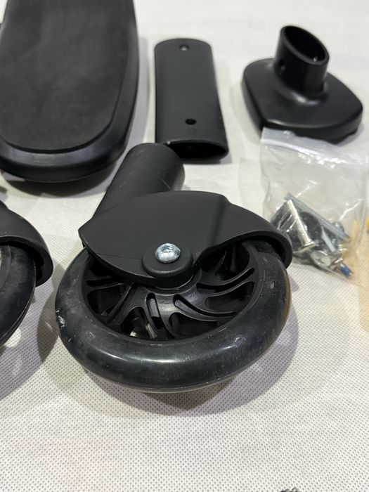 Dostawka do wózka z siedziskiem i kółkami – dla starszego dziecka