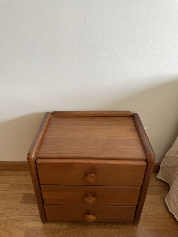mesa de cabeceir e comoda CERNE em boas condicoes