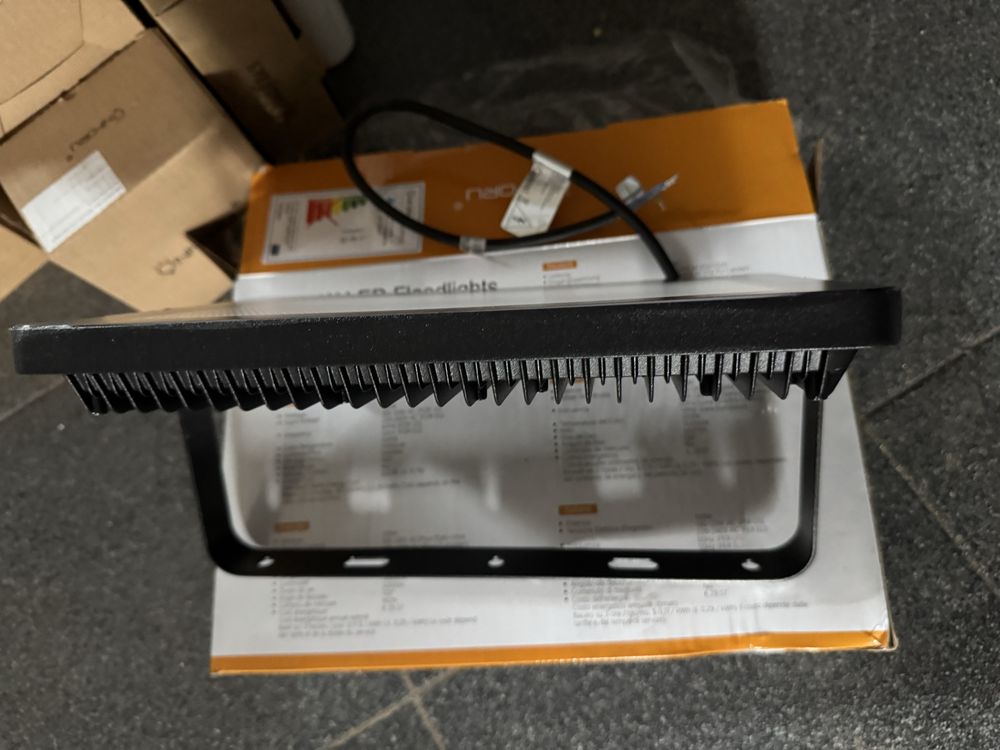 Lampa halogen 100 W garaż hala podwórko