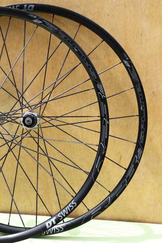 Колеса 28/700С: DT Swiss R32 Spline DB, TR, BMC