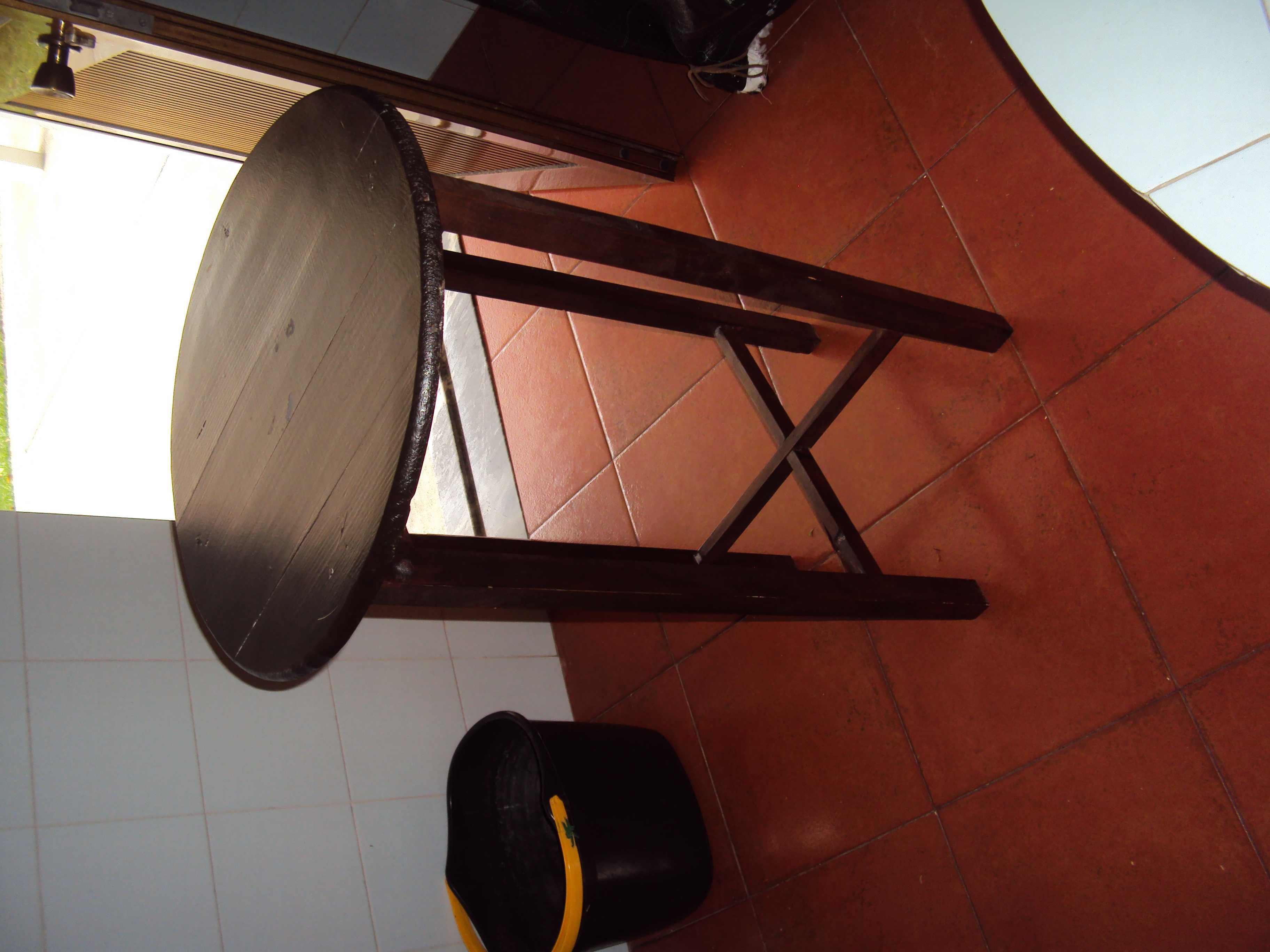 uma mesa camila redonda