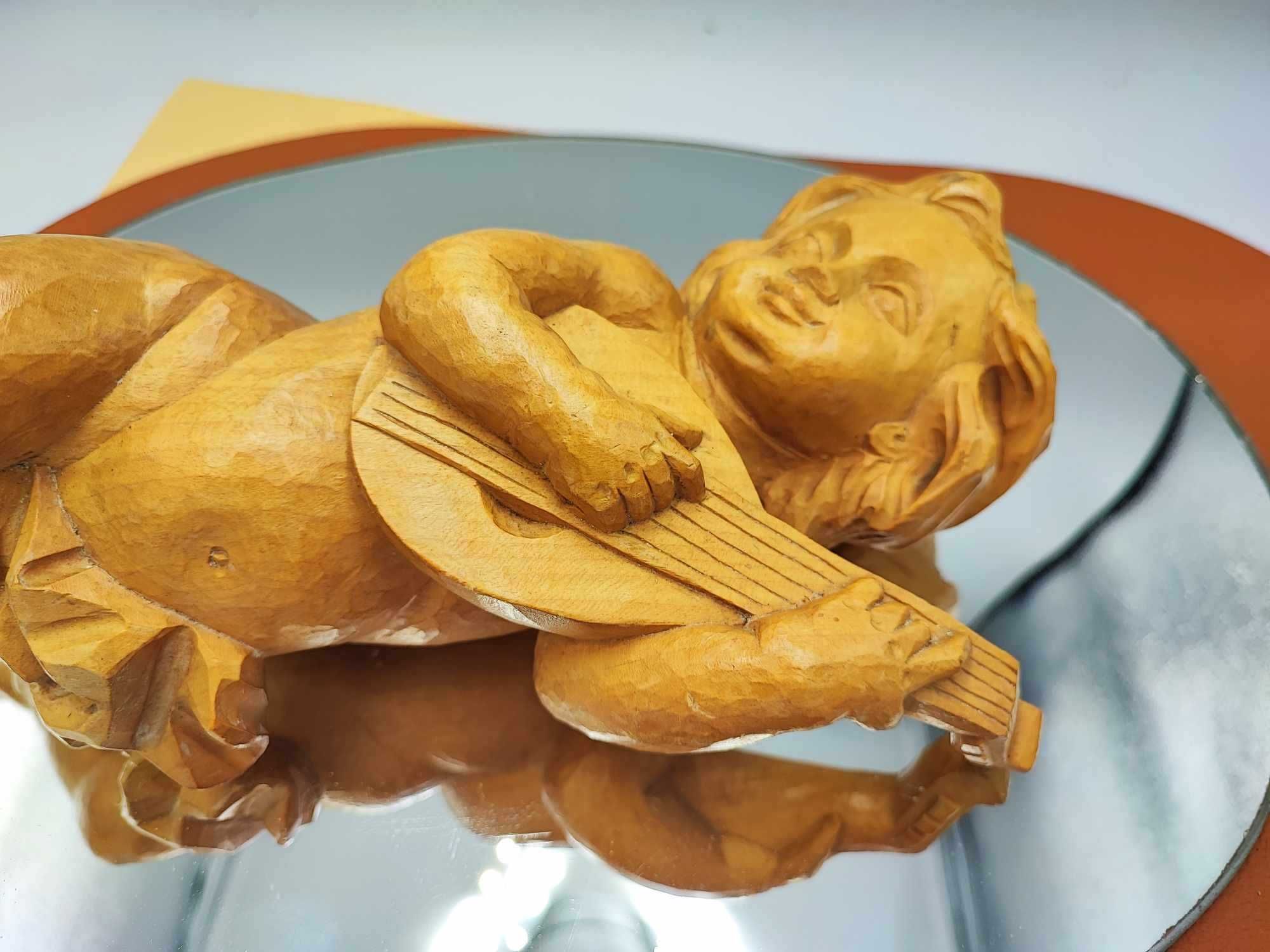 Stary drewniany amorek,amor,putto,gra na cytrze