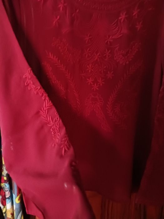 Vendo túnica vermelho escuro