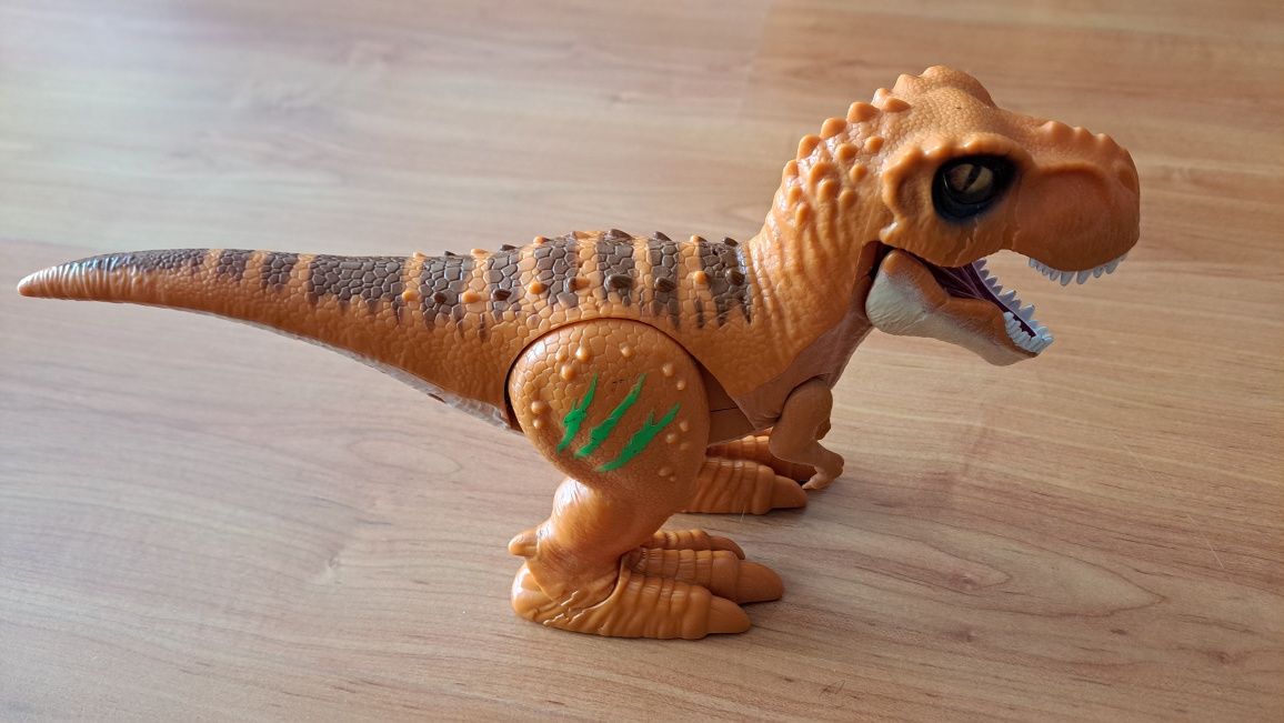 Dinossauro de brincar - anda e ruge