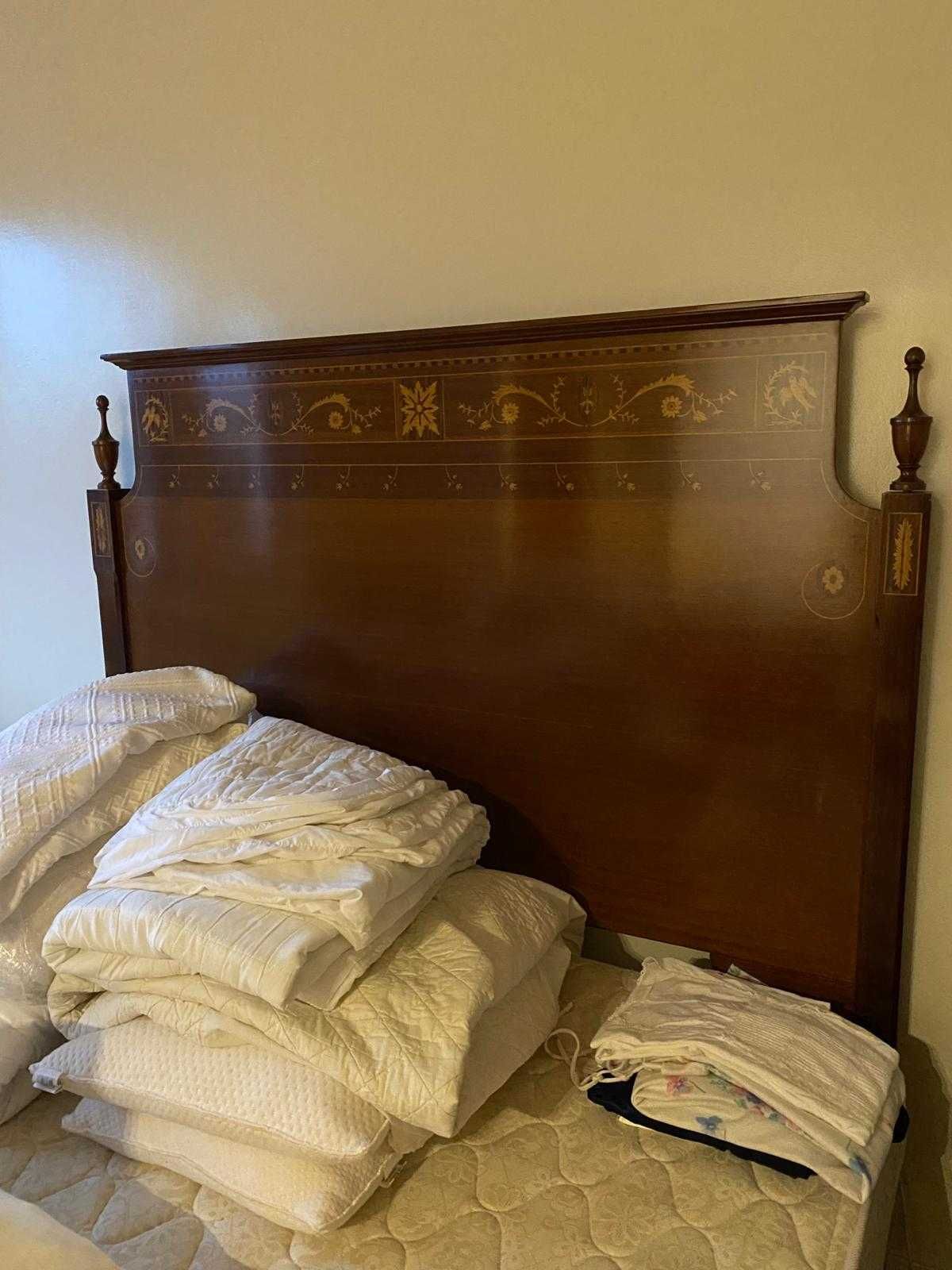 Cama de casal estilo D Maria IMPECÁVEL com colchão NOVO