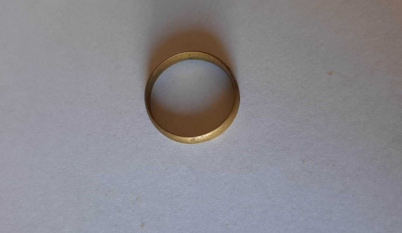 Metalowa obrączka pierścionek w złotym kolorze - średnica 19mm | PRL