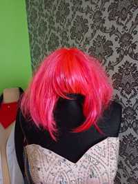 Różowa krótka peruka