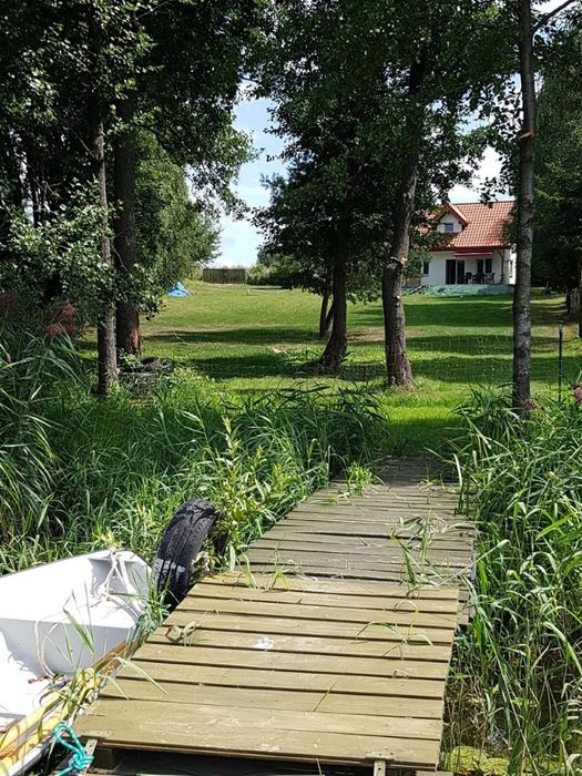 Domek letniskowy nad jeziorem Dadaj, linia brzegowa, pomost, łódki