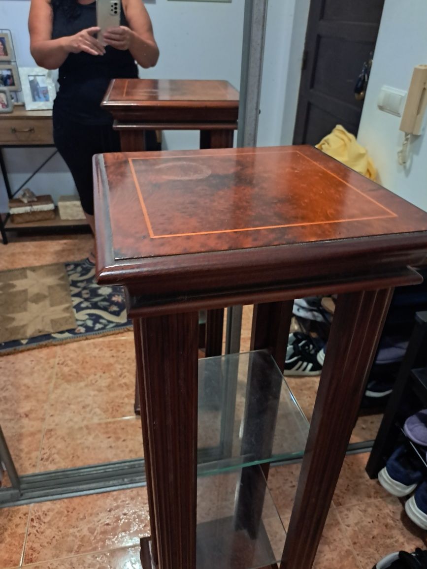 Coluna/mesa  de apoio em madeira