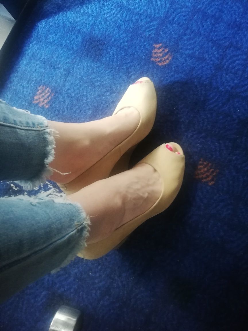 Eleganckie i wygodne buty na koturnie z odkrytym palcem 37