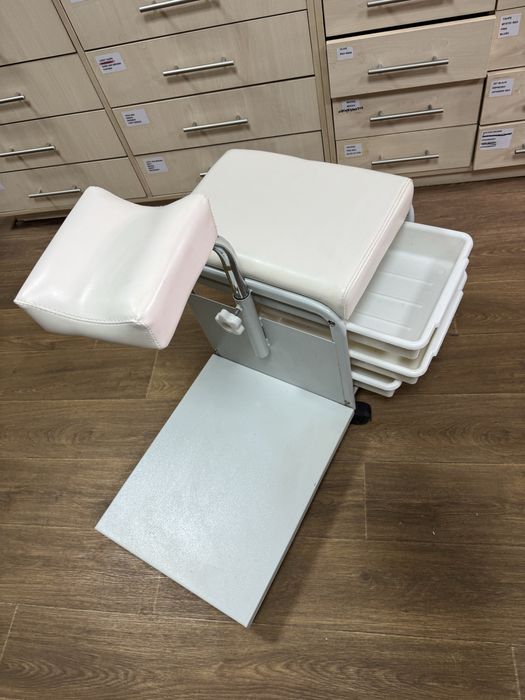 Стілець майстра педикюру ZANTIA, бежевий. Нове