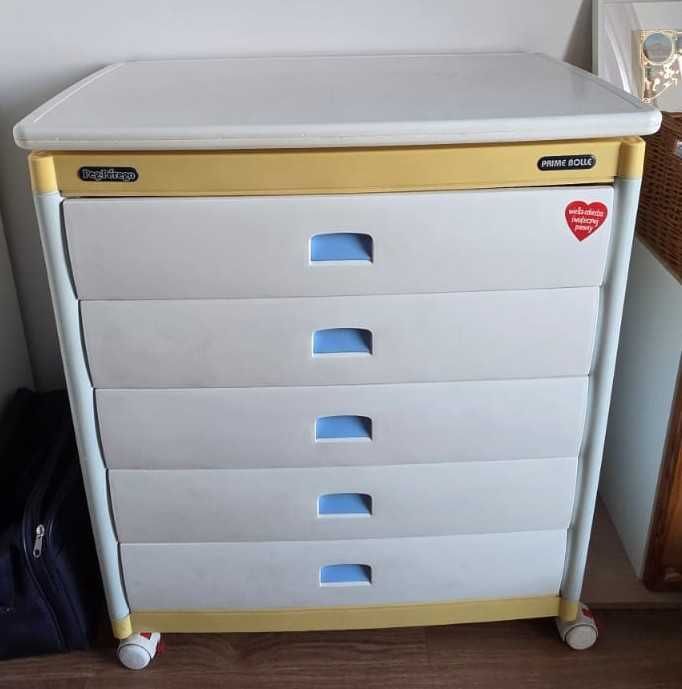 Plastikowa komoda z wanienką dla niemowlaków