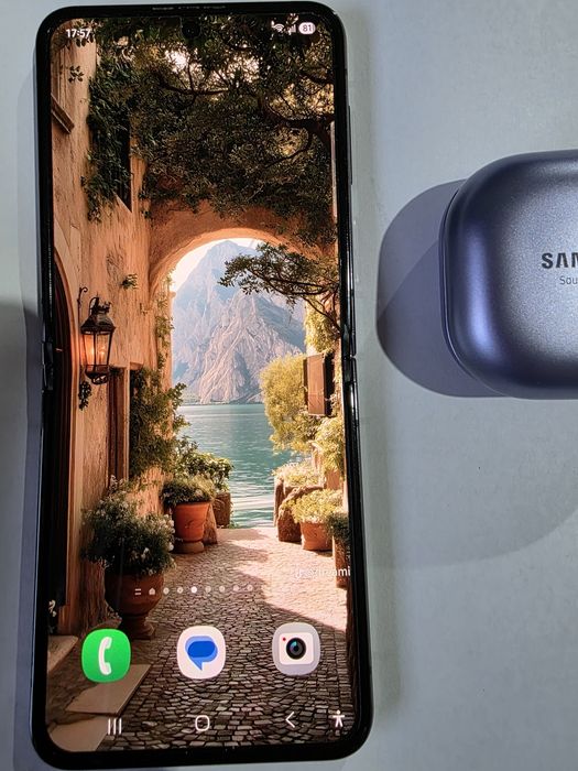 Samsung Galaxy Z Flip 5 8/512GB Grafitowy + Słuchawki Samsung Buds Pro