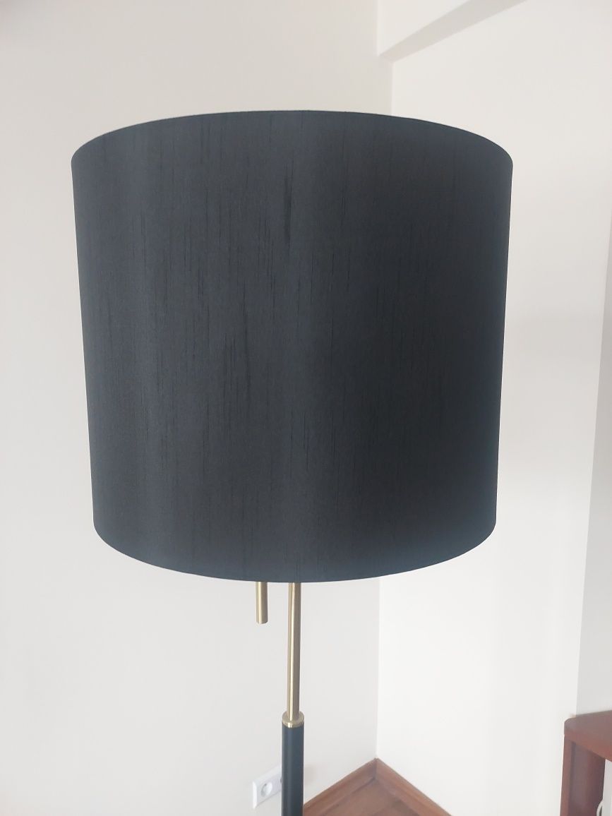 Czarna lampa stojąca