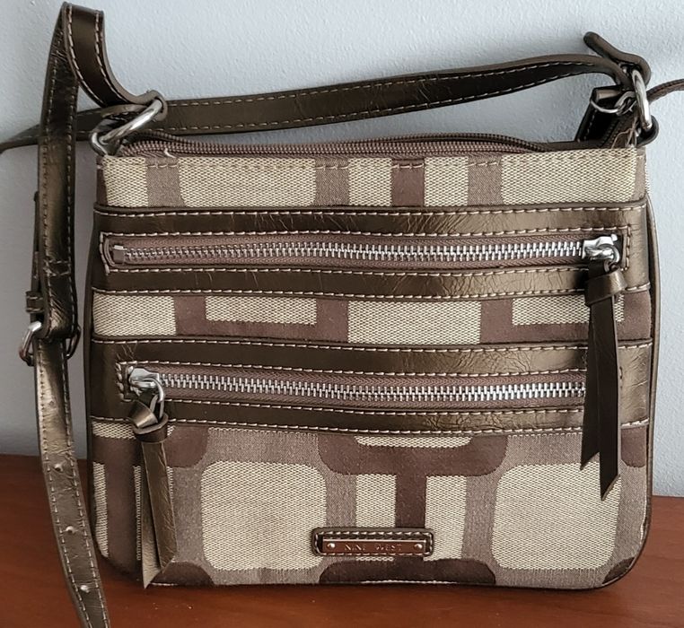 Mala pequena á tiracolo