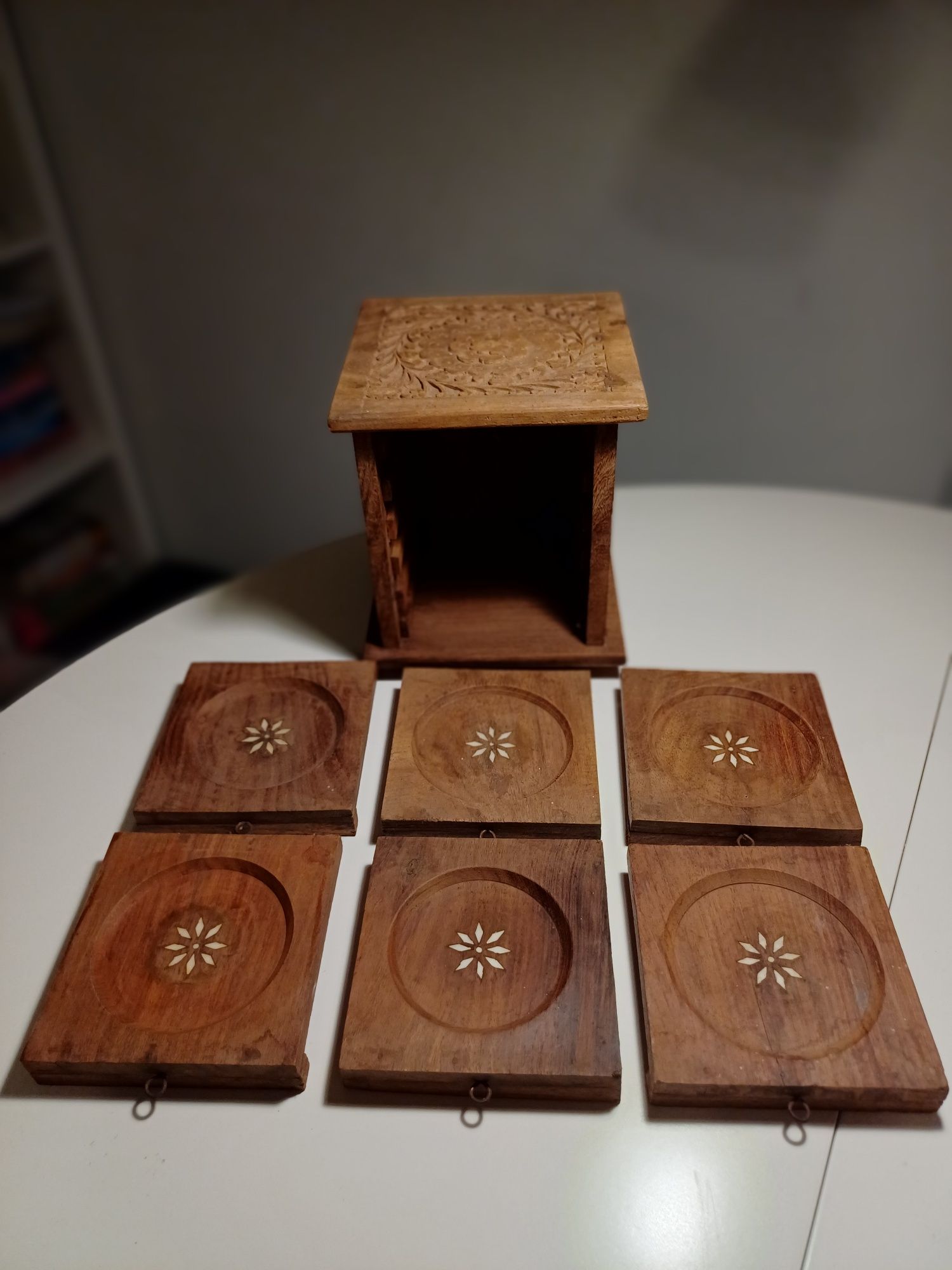 Drewniana, rzeźbiona szkatułka z podstawkami