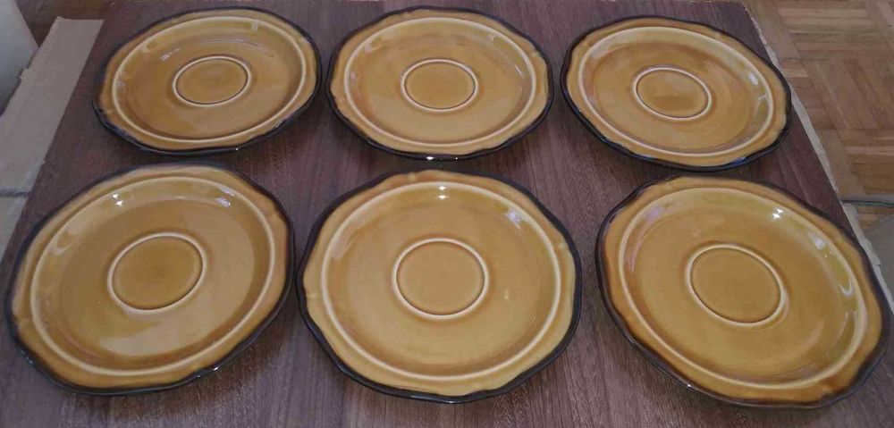 Zestaw ceramicznych talerzy obiadowych deserowe i tace brązowe falbany