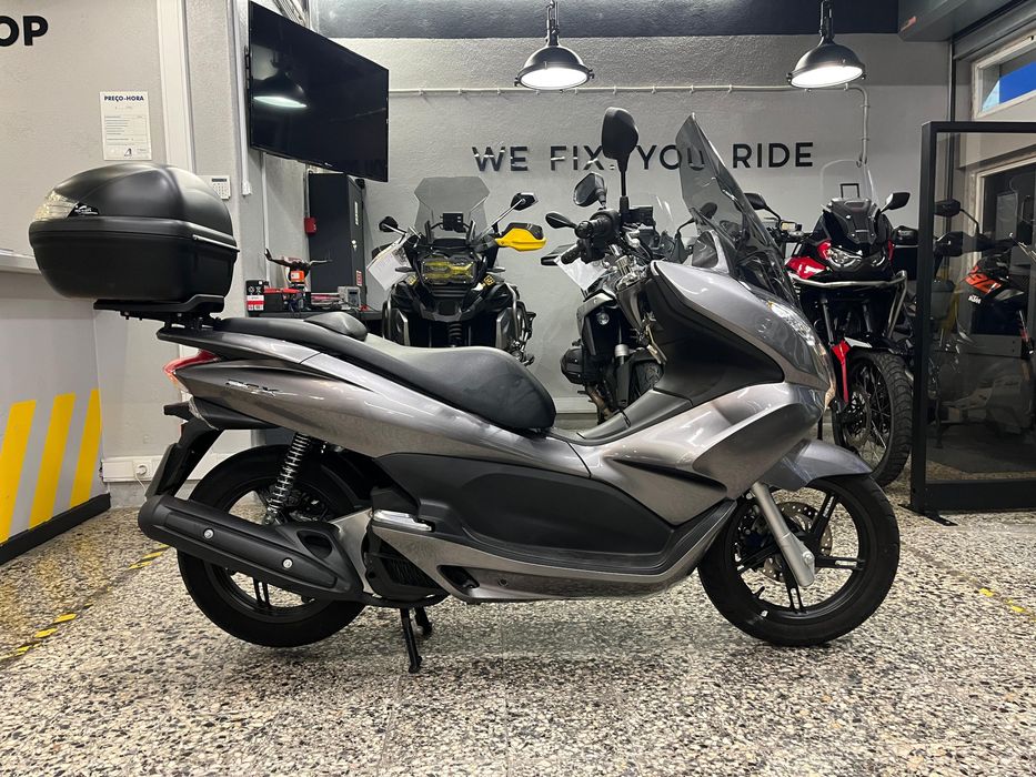 Honda PCX Em estado " Novo" com apenas 1625 Kms Top Case