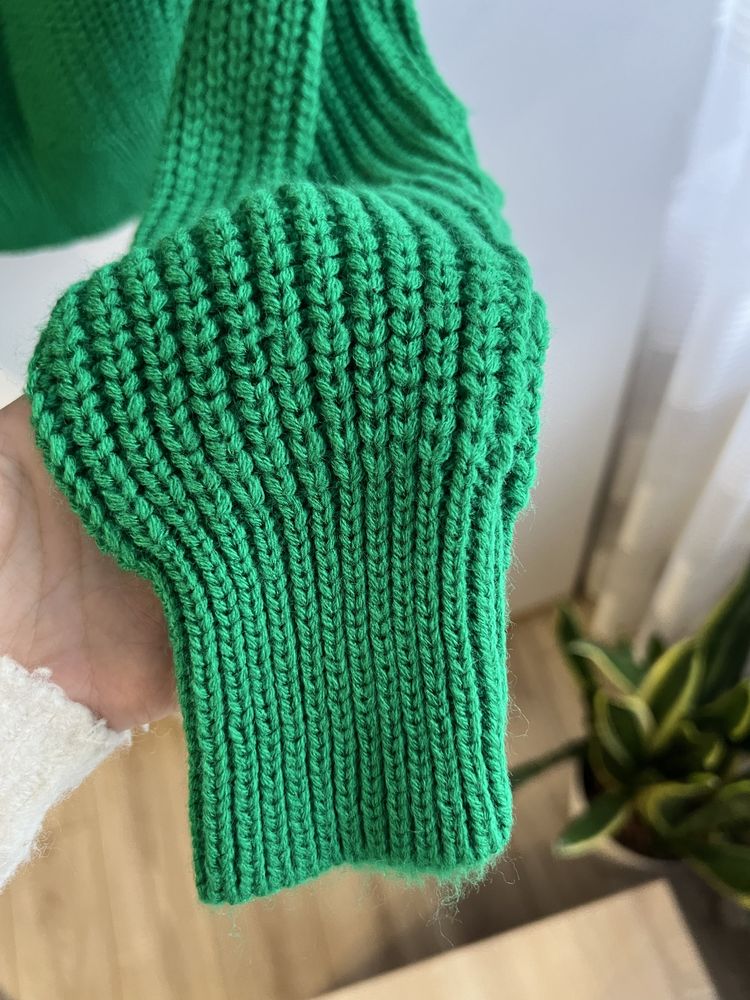 Стильний зелений светр