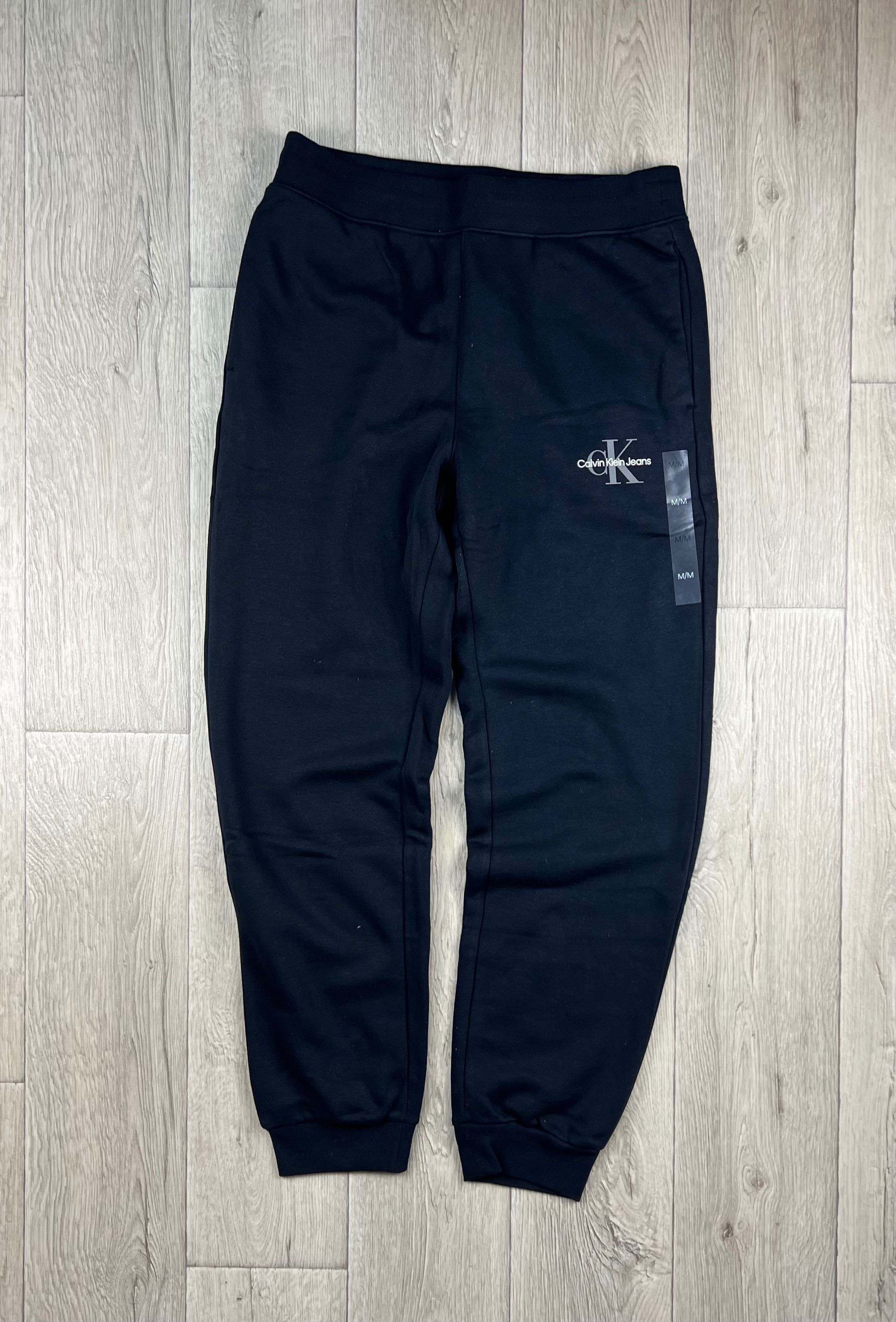 Костюм спортивний Calvin Klein

M розмір
