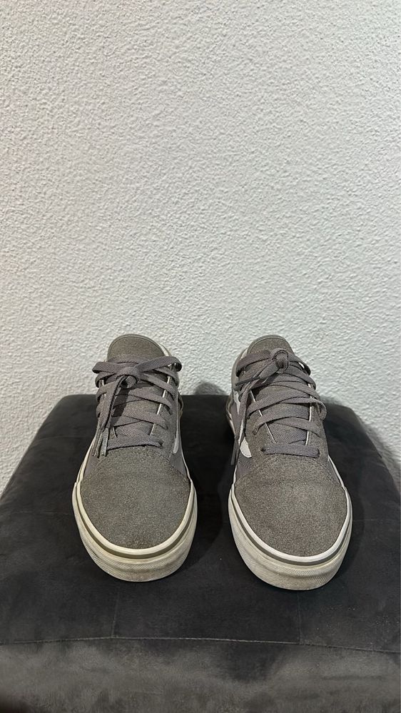 Vans cinza.