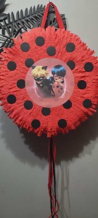 Piniata Biedronka i Czarny Kot 45x 45x 8 cm