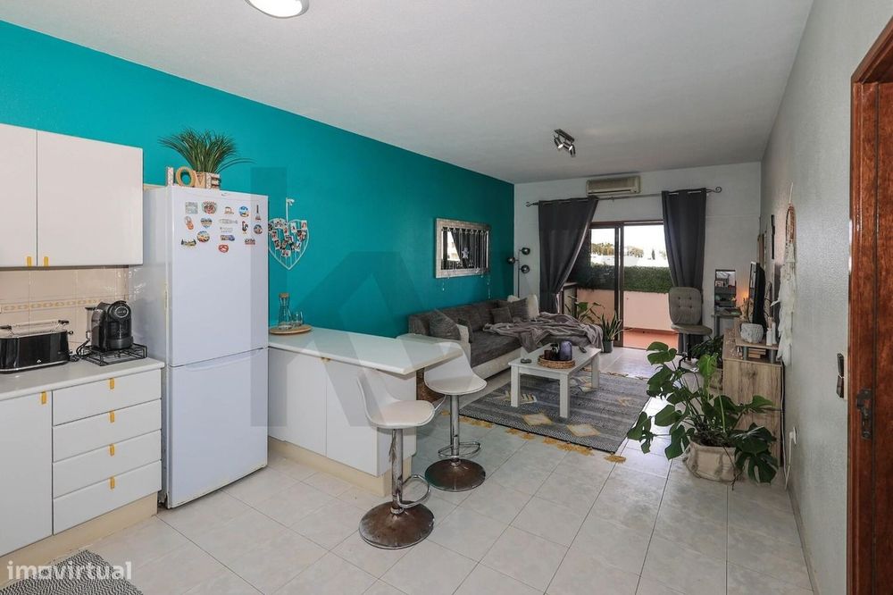 Apartamento T2 em Alporchinhos, com piscina e vista mar, a 80m da prai