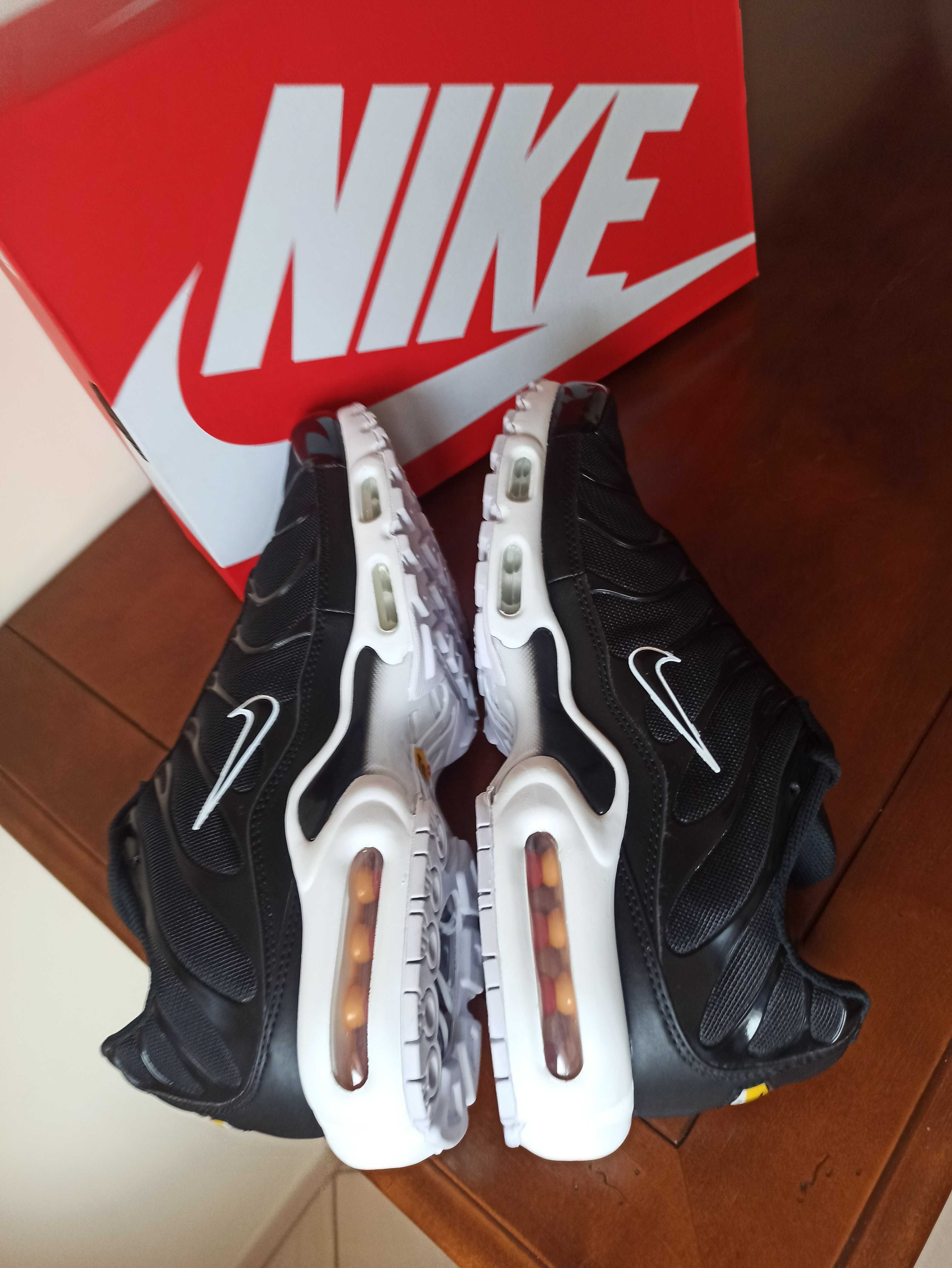 (r. Eur 44,5) Nike Air Max Plus Black White DM2362,-001 czarne