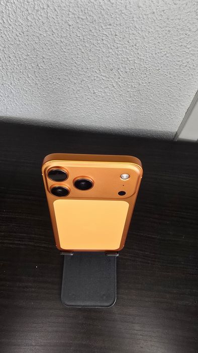 iPhone XR com chassi 17pro laranja