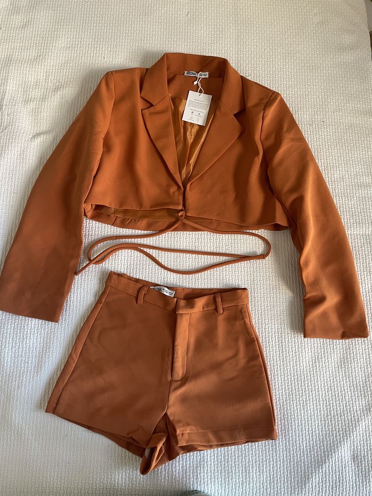 Помаранчевий костюм двійка, піджак і шорти