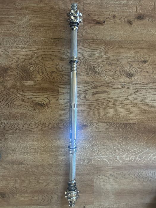 Sztanga metalowa zmieniajaca sie w hantle