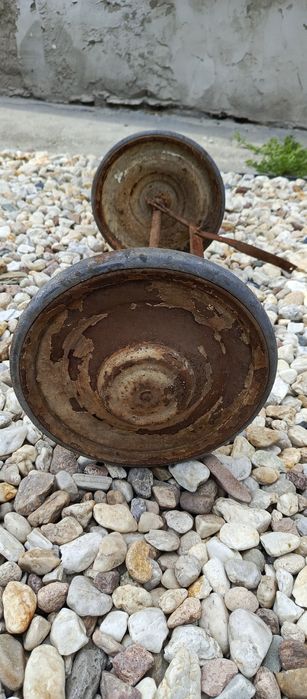 Metalowy samochód na pedały dwa oryginalne koła.