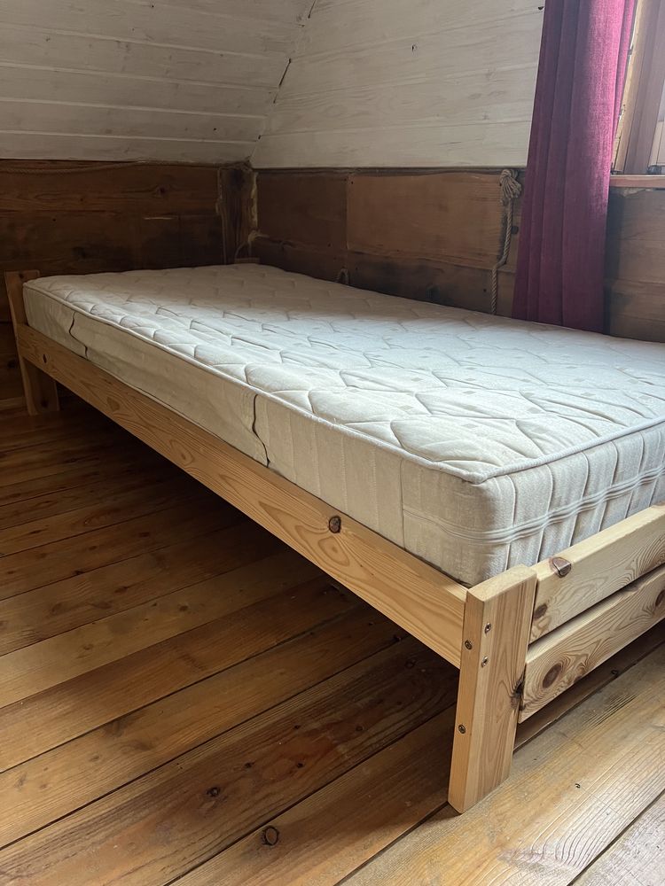 Łóżko 90x200 sosnowe z materacem