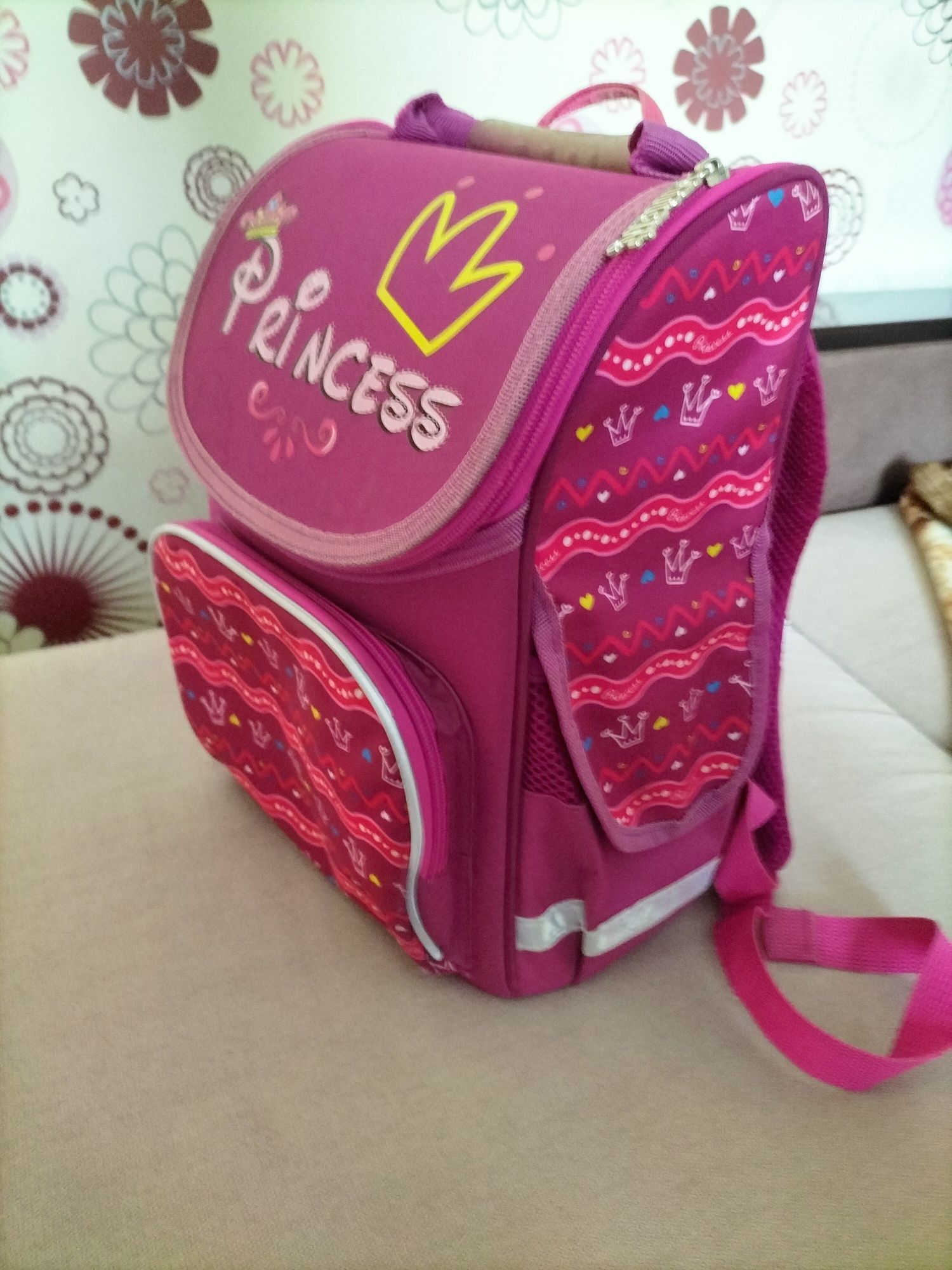Продам шкільний рюкзак для дівчинки.