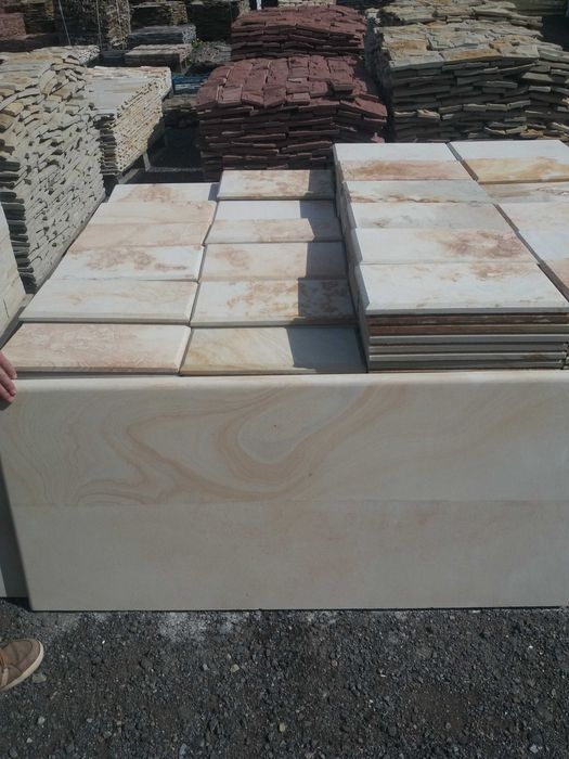 Шапки та парапеди з природнього камня