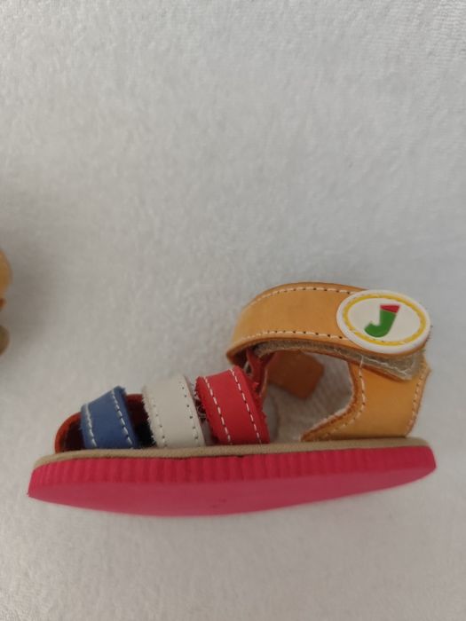 Sandálias/ sapatos bebé tamanho 17 (3-6 meses)