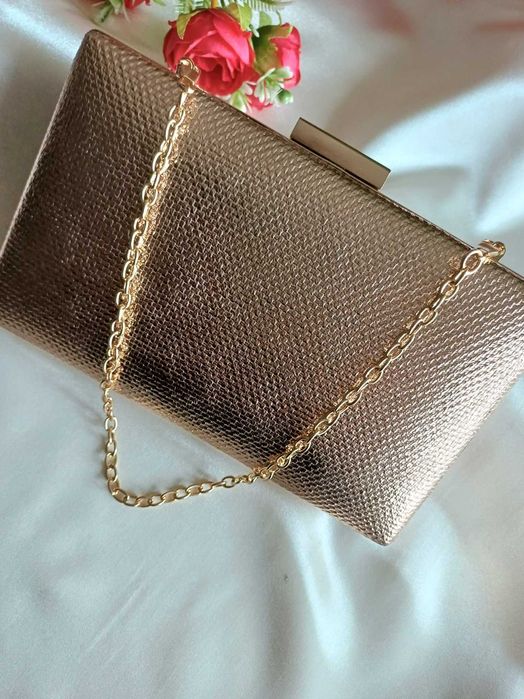 Wieczorowa kopertówka - Karbowane złoto