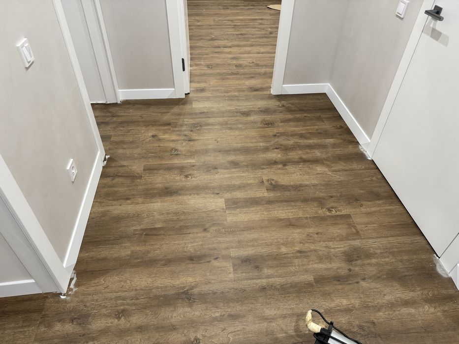 Професійний монтаж плінтуса, укладка дамінату , паркетноі дошки