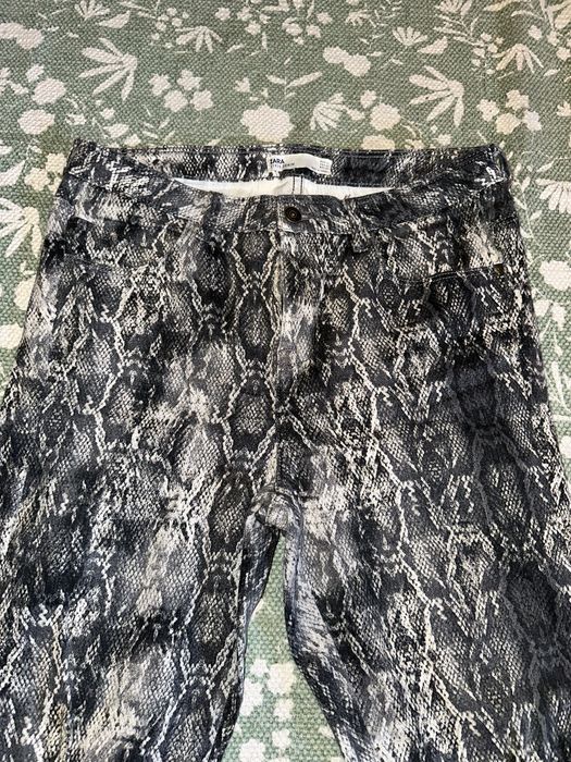 Calças Zara padrão cobra, tamanho XL