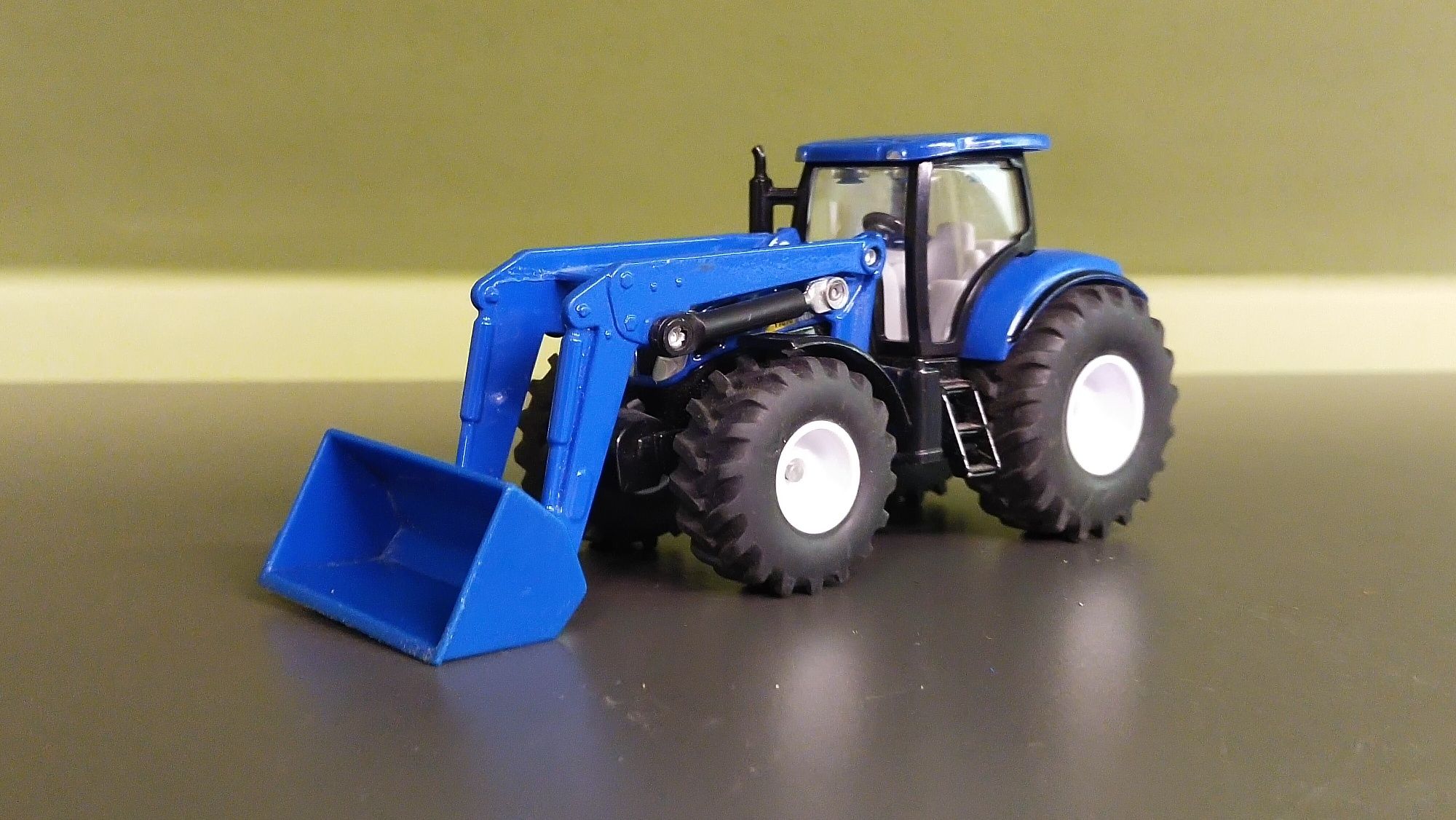 Siku traktor z turem new Holland 1 :50