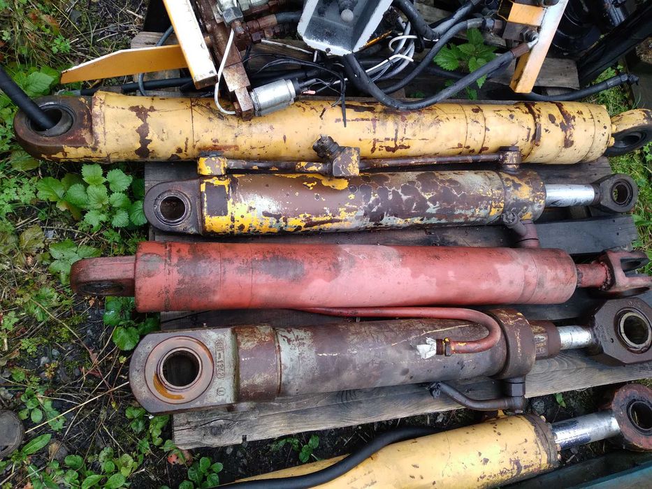 siłowniki hydrauliczne różne wózki widłowe, ładowarki