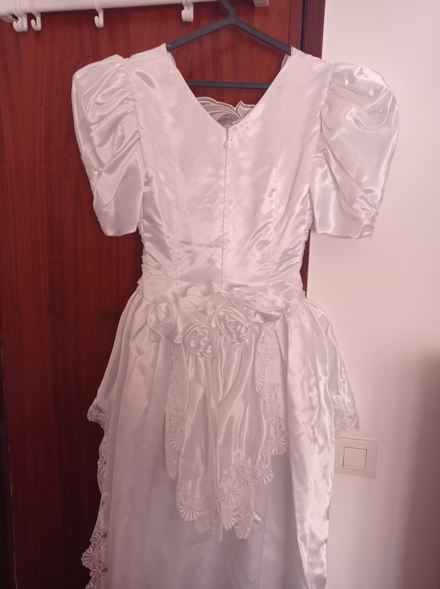 Vestido de noiva branco.