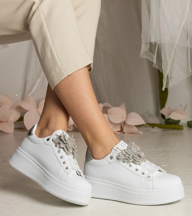 Biało-srebrne sneakersy zdobione motylkiem z cyrkoniami Kariba