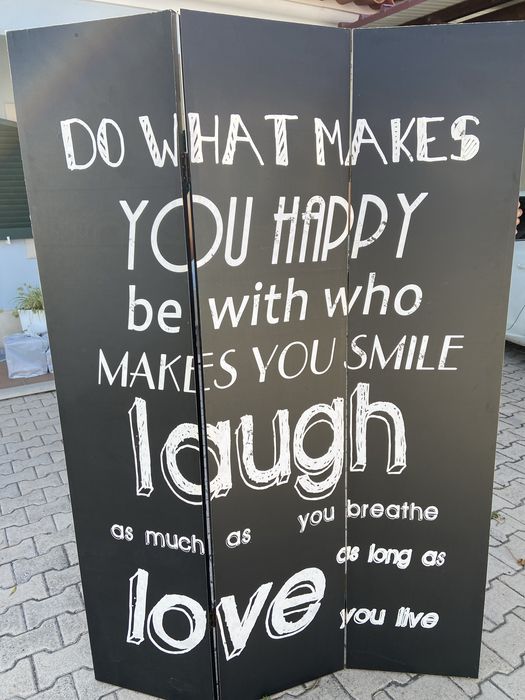 Biombo preto com letras brancas