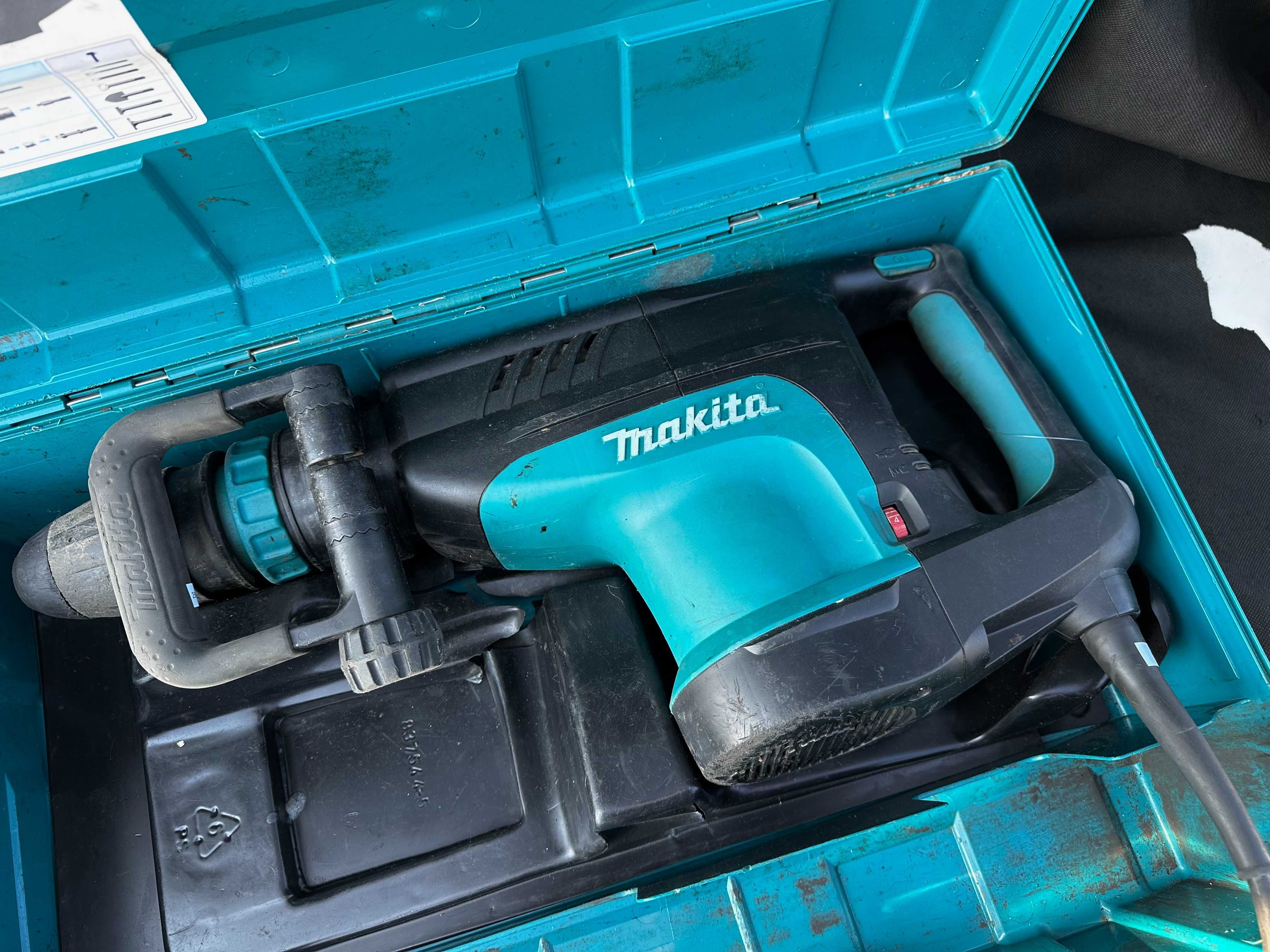 Młot Wyburzeniowy Makita HM1213C Dłuto/Walizka