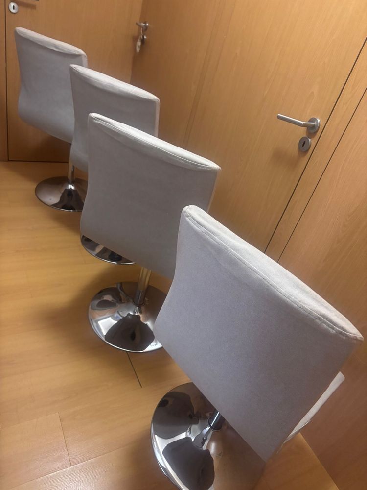 Vendo 4 cadeiras com pé em aço giratoria